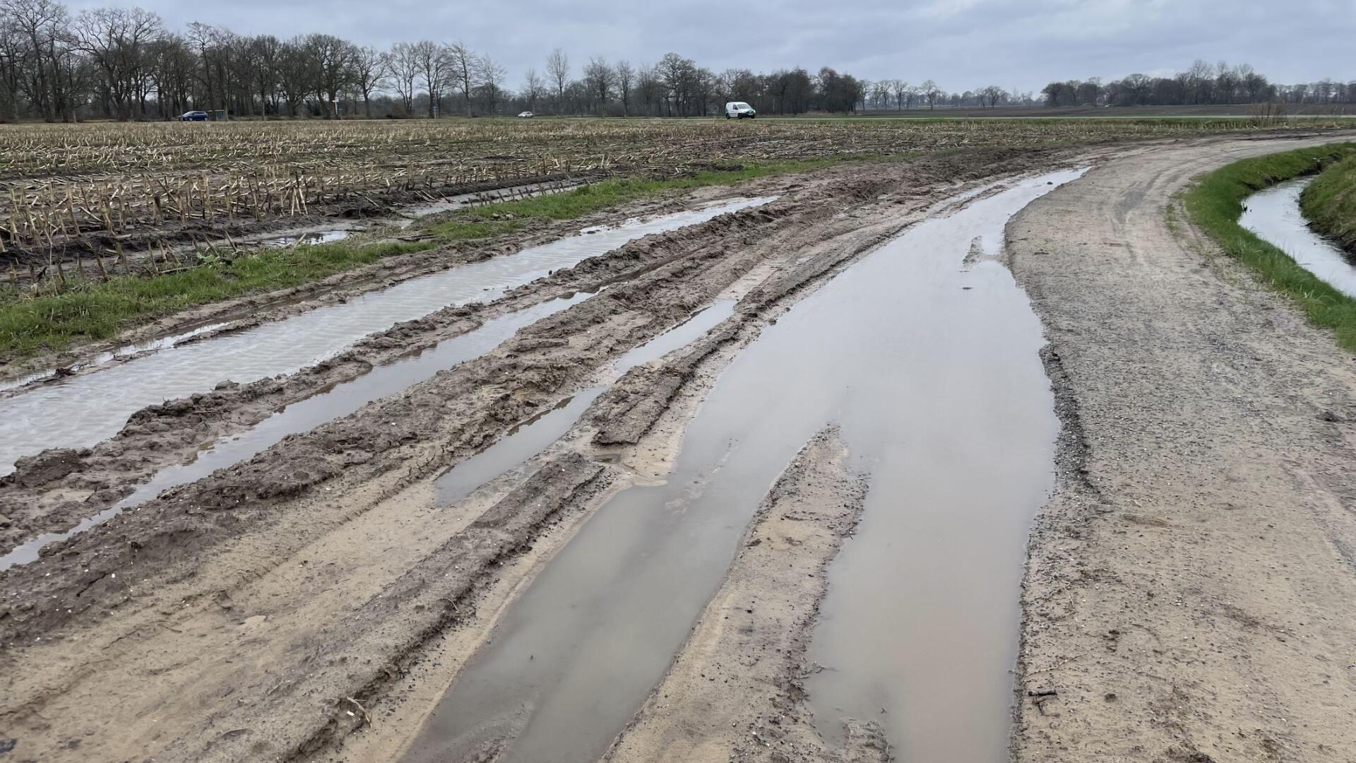Kapotgereden zandwegen in Donderen. Een zandweg waar water blijft staan