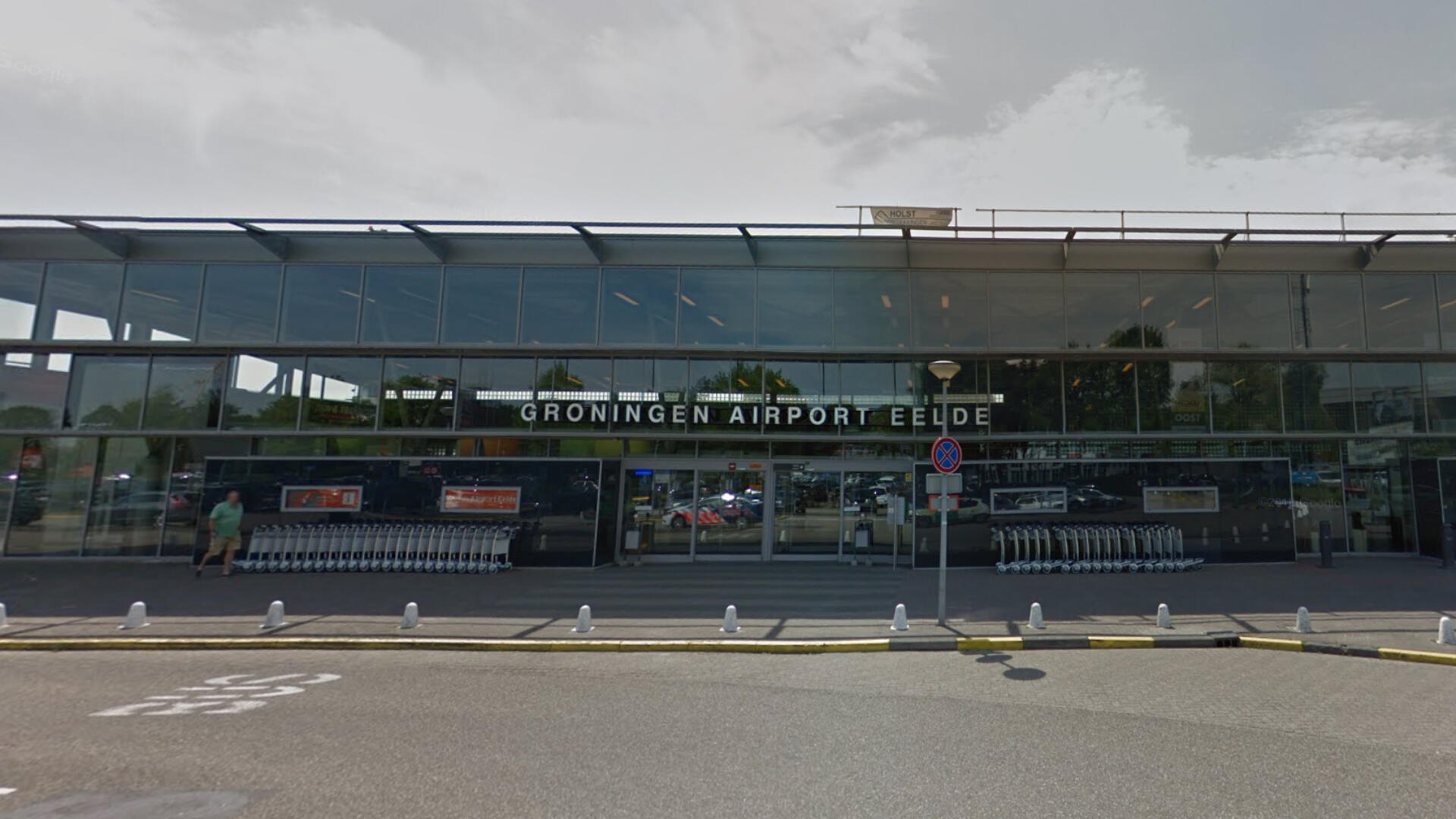 De ingang van Groningen Airport Eelde