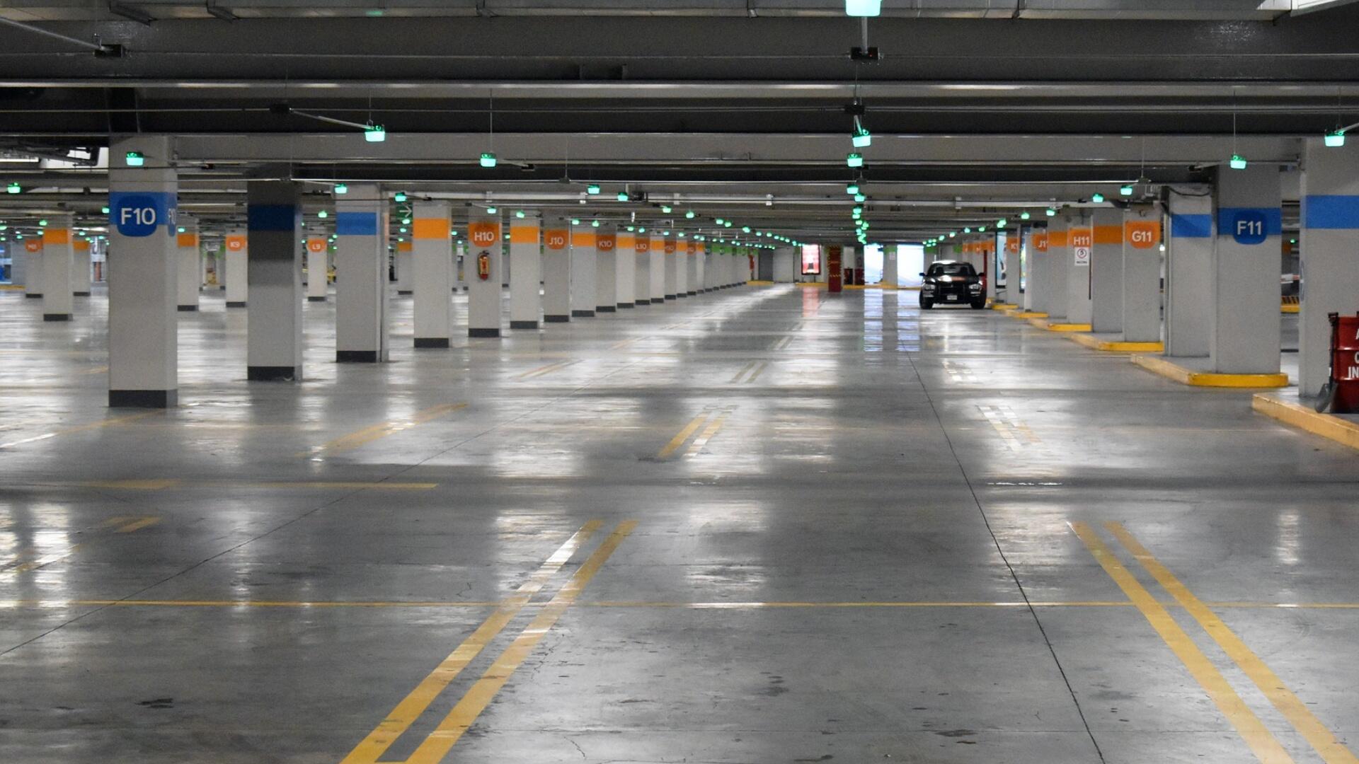 Een lege parkeergarage