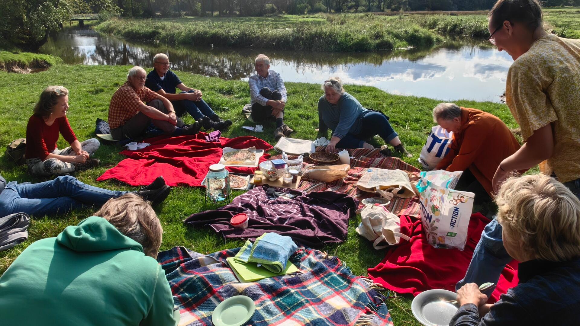De fractie en bestuur bijeen voor een picknick