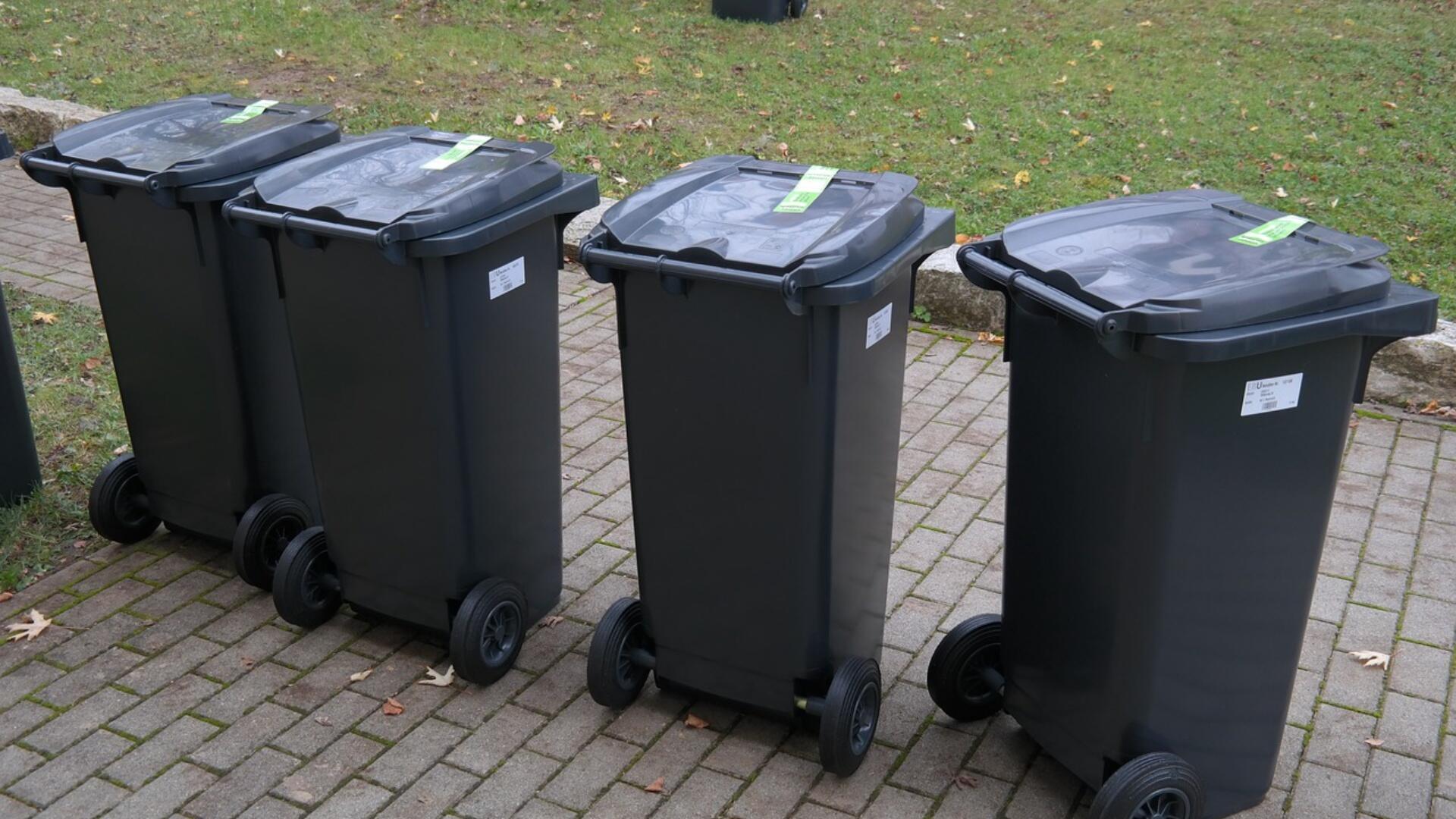 Grijze afvalcontainers