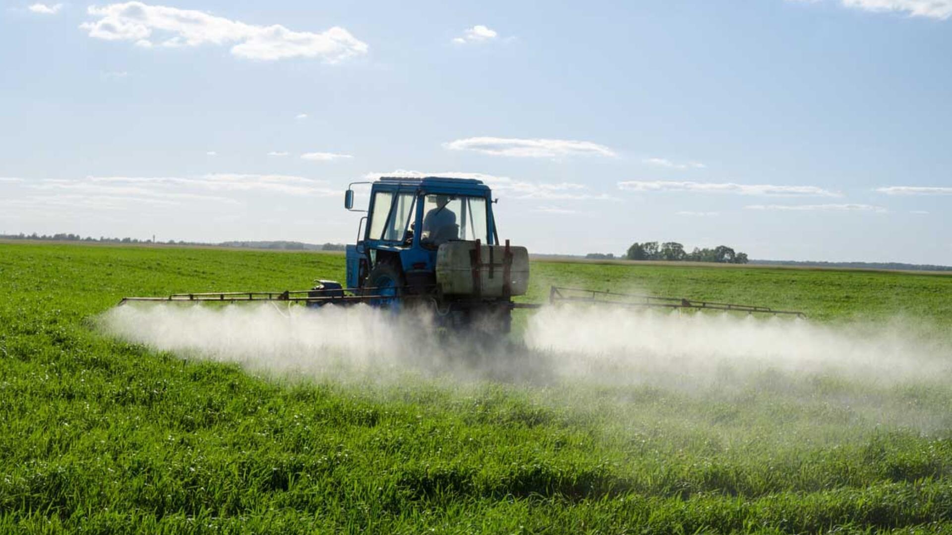 Bestrijdingsmiddelen wat over gewassen wordt uit-gesproeid. 