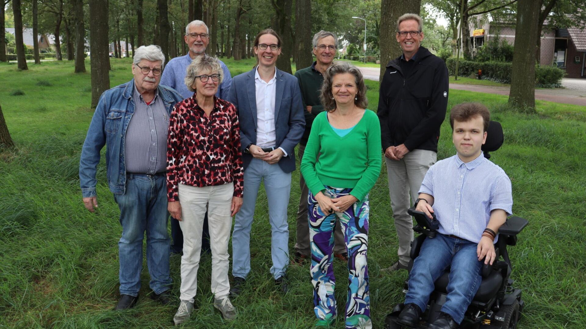 De fractie op de foto. Staande in het gras 