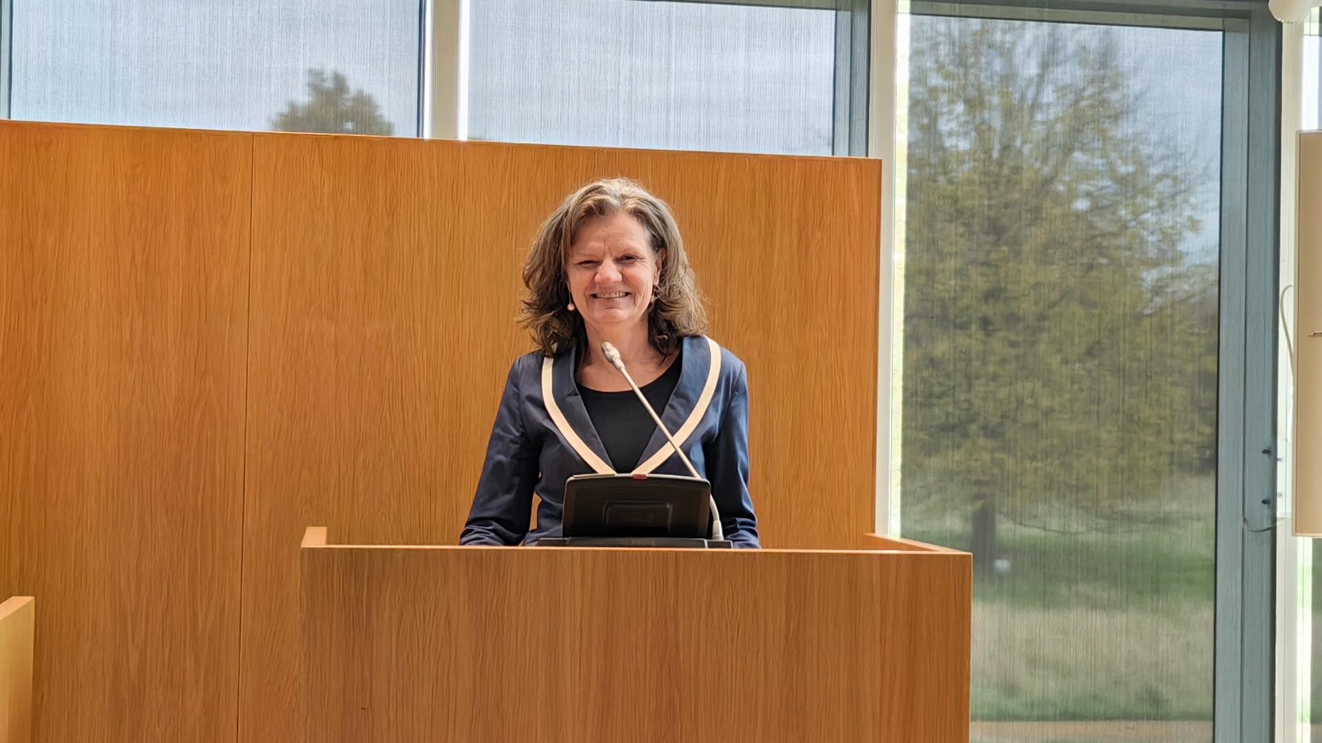 Gea Bijkerk achter het spreekstoelgedeelte tijdens de begroting voor de gemeente Tynaarlo