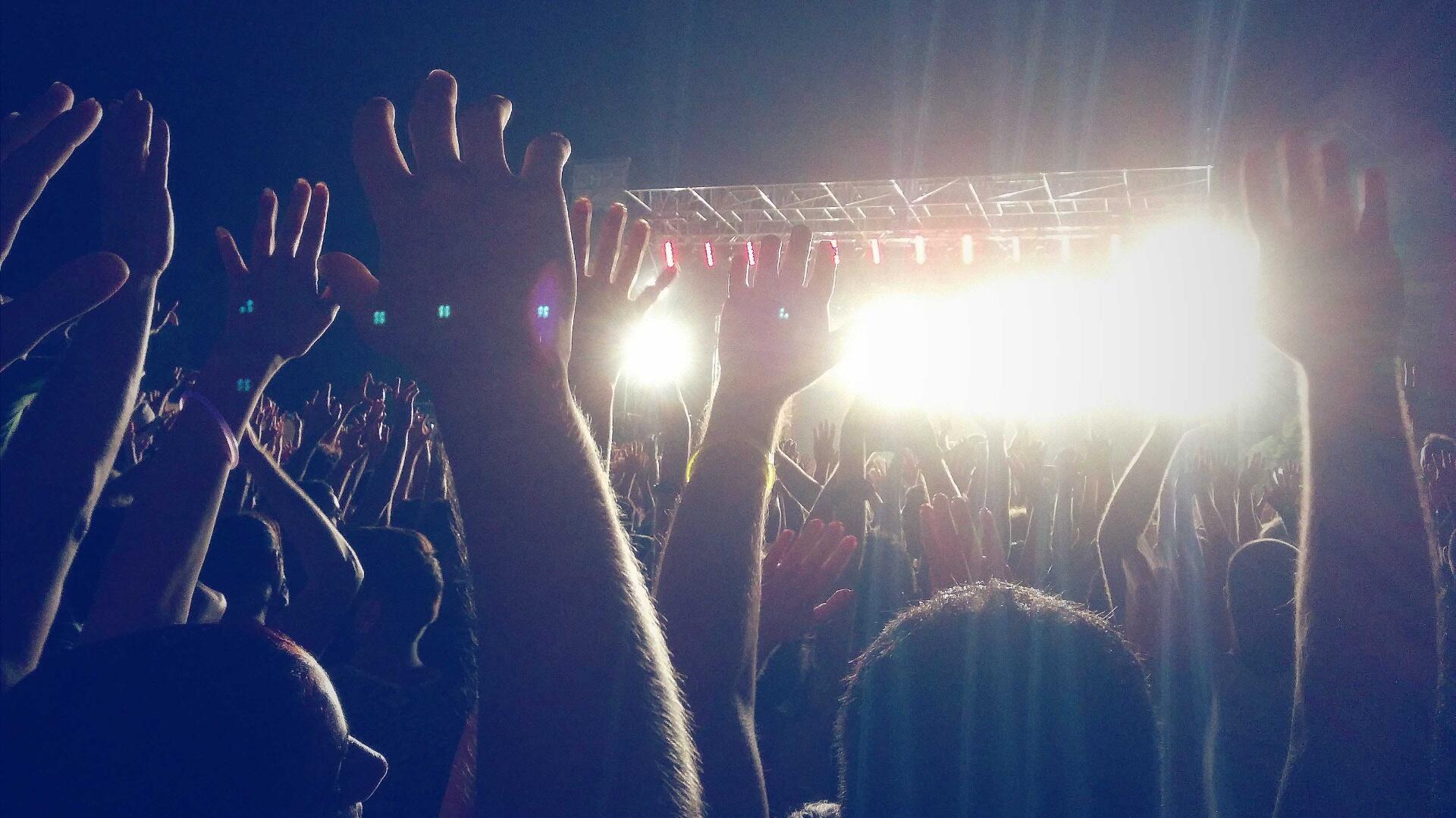 Ontmoeting, kunst en cultuur in de gemeente Tynaarlo. Opgestoken handen voor een concert