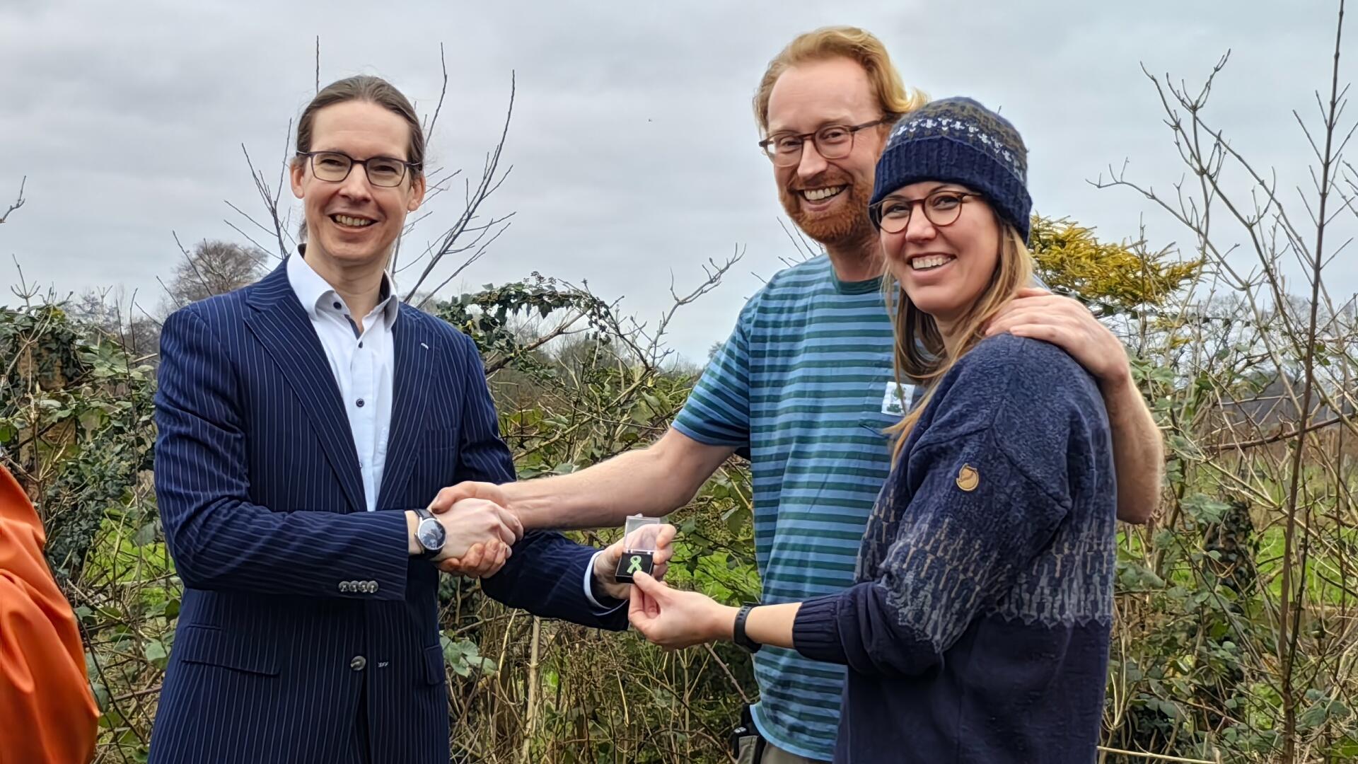 Hans Kuipers overhandigt Groen Lintje aan de eigenaren van de Weeldenis in Eelde